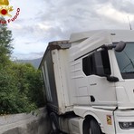 Bilico resta incastrato sulla Statale 28 a Pornassio, intervento dei vigili del fuoco: strada chiusa per oltre un'ora Bilico resta incastrato sulla Statale 28 a Pornassio, intervento dei vigili del fuoco: strada chiusa per oltre un'ora