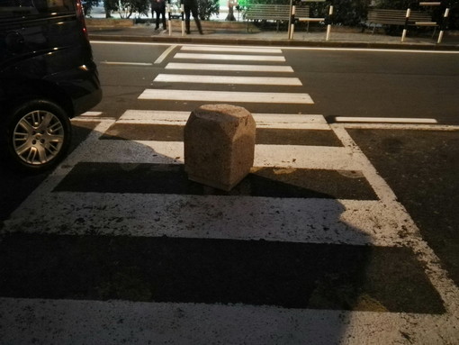 Sanremo: blocco di cemento sulle strisce pedonali, la segnalazione con foto di un lettore