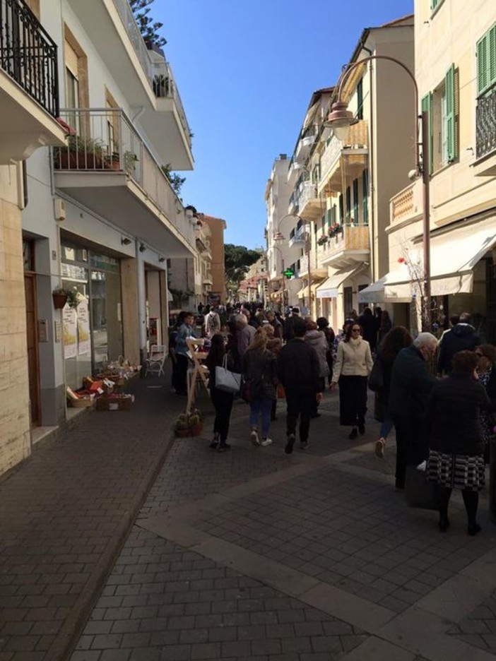 Grande novità: questa domenica il mercatino d'antiquariato e collezionismo "Cose d'altri tempi" si sposta ad Arma di Taggia
