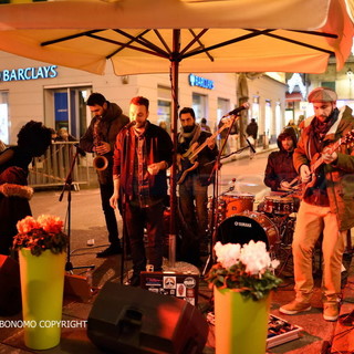 Sanremo: le foto di Tonino Bonomo dell'esibizione live della band ‘TheRiva’ davanti alla Torrefazione