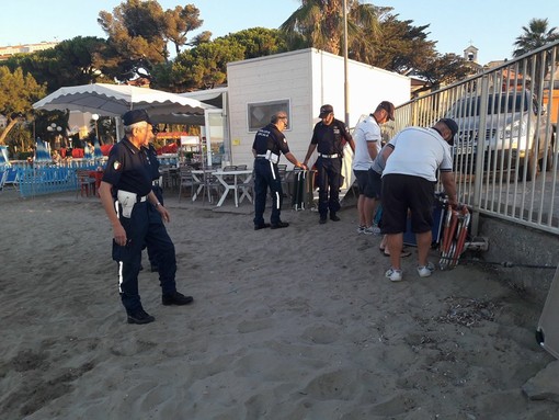 Diano Marina: blitz all'alba della Polizia Municipale contro i "furbetti dell'ombrellone" Diano Marina: blitz all'alba della Polizia Municipale contro i "furbetti dell'ombrellone"