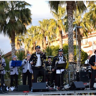 San Bartolomeo al Mare: grande successo per il 1° gennaio in piazza insieme ai "Belli Fulminati nel Bosco"