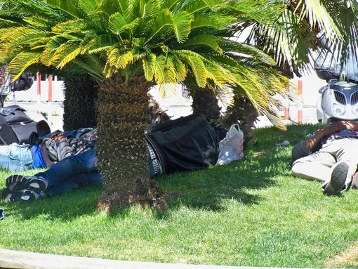 Immigrati a Ventimiglia: lettore "Ci sono zone che per noi sono ormai 'off-limits'!" Immigrati a Ventimiglia: lettore "Ci sono zone che per noi sono ormai 'off-limits'!"