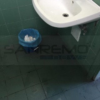 Bordighera: cattivo odore e degrado nel bagno pubblico della passeggiata mare, Marani "E' così che la Giunta vuole accogliere i turisti" Bordighera: cattivo odore e degrado nel bagno pubblico della passeggiata mare, Marani "E' così che la Giunta vuole accogliere i turisti"
