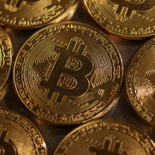 Bitcoin torna sopra i 70.000 dollari, mentre i trader puntano sulla presale della criptovaluta 'green' eTukTuk