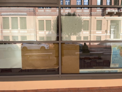 Ventimiglia, alunni delle 'Biancheri' nel centro per anziani. Spinosi: "Nelle aule non si respira, i bambini hanno malori" (Foto) Ventimiglia, alunni delle 'Biancheri' nel centro per anziani. Spinosi: "Nelle aule non si respira, i bambini hanno malori" (Foto)