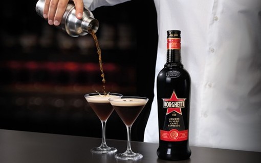Il caffè ha un nuovo rituale estivo: scopri Espresso Martini con Borghetti Il caffè ha un nuovo rituale estivo: scopri Espresso Martini con Borghetti
