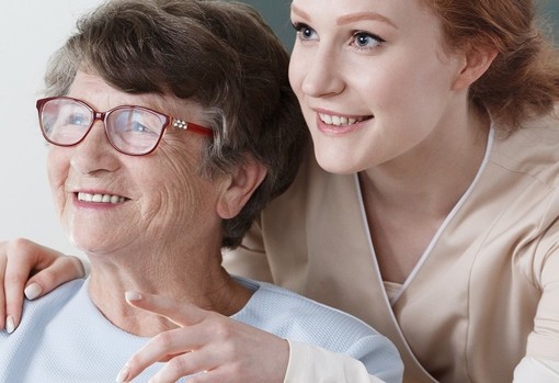 Assistenza anziani: perché affidarsi ad un’agenzia di badanti Assistenza anziani: perché affidarsi ad un’agenzia di badanti