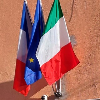 Convenzione Ventimiglia-Mentone: bandiere italiana, francese ed europea spuntano sulla facciata della scuola Convenzione Ventimiglia-Mentone: bandiere italiana, francese ed europea spuntano sulla facciata della scuola