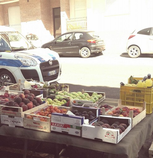 Diano Marina: la Polizia Municipale denuncia il proprietario di un banco di frutta e verdura per non aver protetto la merce dai gas delle auto Diano Marina: la Polizia Municipale denuncia il proprietario di un banco di frutta e verdura per non aver protetto la merce dai gas delle auto