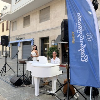 Sanremo si veste di bianco: musica ed eleganza in Piazza Borea d’Olmo con Antonio Mileto e Serena Zaffino Sanremo si veste di bianco: musica ed eleganza in Piazza Borea d’Olmo con Antonio Mileto e Serena Zaffino