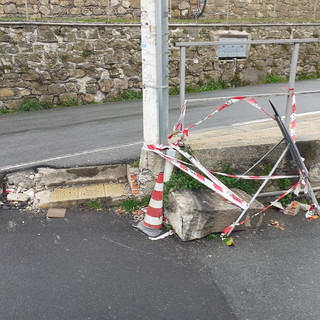 Sanremo: non ancora sistemata una pietra miliare divelta, la segnalazione con foto di un cittadino Sanremo: non ancora sistemata una pietra miliare divelta, la segnalazione con foto di un cittadino
