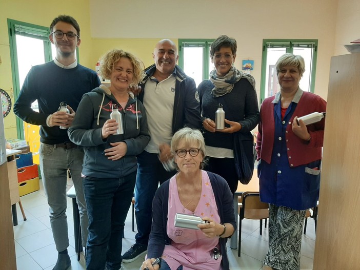 Soldano  si impegna nella lotta contro l'uso della plastica monouso, Comune regala borracce ai bimbi della scuola