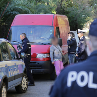 Sanremo: blitz della Polizia e Polizia Municipale contro alcuni clochard e questuanti più volte segnalati, 'Senza fretta... senza tregua' per ripulire la città entro l'estate