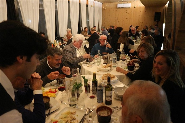 Sanremo - Villaggio dei Fiori: un viaggio tra storia e gastronomia con la Bagna Cauda e lo storytelling del giornalista Claudio Porchia (Foto) Sanremo - Villaggio dei Fiori: un viaggio tra storia e gastronomia con la Bagna Cauda e lo storytelling del giornalista Claudio Porchia (Foto)