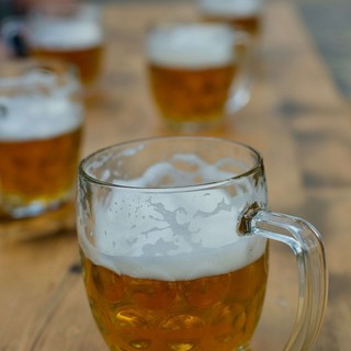 Bicchieri per la birra personalizzabili in plastica: guida completa per locali e bar