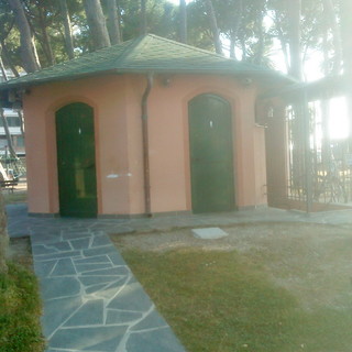Ventimiglia: mancanza di bagni pubblici in città, la segnalazione (con foto) di un lettore Ventimiglia: mancanza di bagni pubblici in città, la segnalazione (con foto) di un lettore