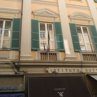 Sanremo a lutto per l’uccisione di Assad. Bandiera a mezz’asta al Museo e alla Biblioteca