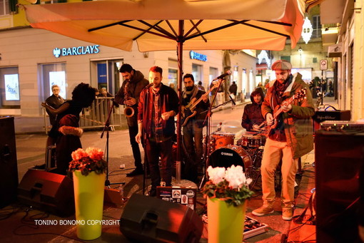 Sanremo: le foto di Tonino Bonomo dell'esibizione live della band ‘TheRiva’ davanti alla Torrefazione