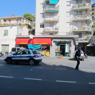 Sanremo: aiuola spartitraffico sul piazzale del Borgo per evitare il parcheggio selvaggio e renderlo più 'verde' Sanremo: aiuola spartitraffico sul piazzale del Borgo per evitare il parcheggio selvaggio e renderlo più 'verde'