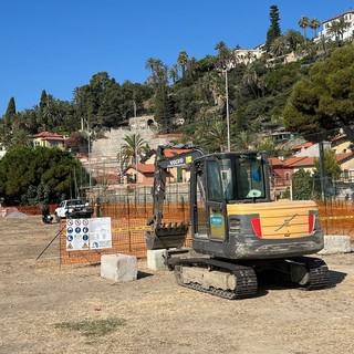 Bordighera, degrado in Arziglia. Laganà: "Iniziato intervento di recupero dell'ex campo sportivo" (Foto)