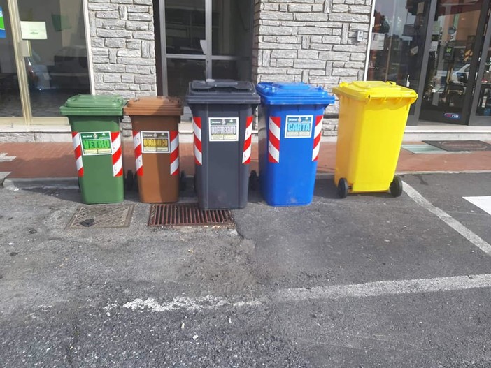 Imperia: avvio del porta a porta, polemiche per il posizionamento dei cassonetti sui posti auto Imperia: avvio del porta a porta, polemiche per il posizionamento dei cassonetti sui posti auto