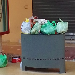 Imperia, cestini che traboccano in centro: cittadini in rivolta sul web