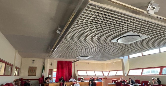 Taggia, la TARI aumenta del 3,2% e accende lo scontro sulla pulizia: 125mila euro in più, un’ora di dibattito in Consiglio Taggia, la TARI aumenta del 3,2% e accende lo scontro sulla pulizia: 125mila euro in più, un’ora di dibattito in Consiglio