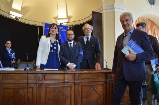 Polemica sull'omaggio floreale di Baldassarre all'autrice del libro 'La Regina Margherita a Bordighera', La Vigna: "La cultura deve rimanere uno spazio libero"