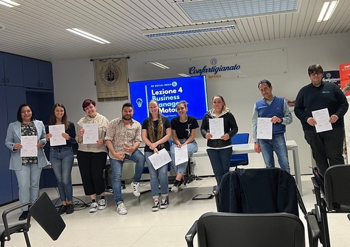 Consegnati gli attestati dei corsi social di Confartigianato: in autunno nuova edizione sempre con Riccardo Ghigliazza Consegnati gli attestati dei corsi social di Confartigianato: in autunno nuova edizione sempre con Riccardo Ghigliazza