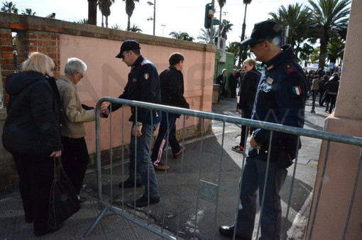 Sanremo: 260 uomini per la sicurezza del corso fiorito, tutto è filato liscio. Controlli anche con i metal detector Sanremo: 260 uomini per la sicurezza del corso fiorito, tutto è filato liscio. Controlli anche con i metal detector