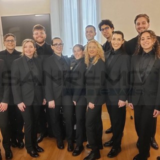 Venti coristi della Filharmonia di Sanremo con Achille Lauro sul palco Venti coristi della Filharmonia di Sanremo con Achille Lauro sul palco