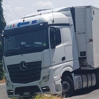 Imperia, autista di un camion ingannato dal navigatore rimane incastrato, traffico in tilt sulla strada per Poggi (foto)