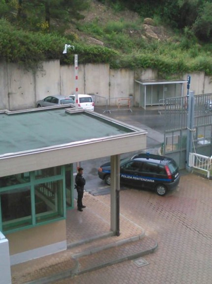 Sanremo: agente di Polizia Penitenziaria colpito dalla caduta del cancello d'ingresso del Carcere di Valle Armea Sanremo: agente di Polizia Penitenziaria colpito dalla caduta del cancello d'ingresso del Carcere di Valle Armea
