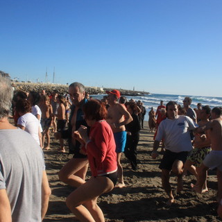 Imperia: si rinnova l'appuntamento con il cimento invernale, ritrovo mercoledì 6 gennaio alla Spiaggia d'Oro