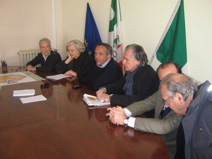 Il tavolo della conferenza stampa