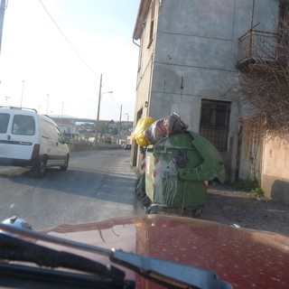 Imperia: cassonetti stracolmi in via Airenti, le proteste dei residenti