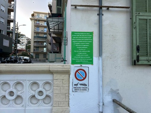 Sanremo, cartello ironico sulla scalinata di vicolo Funivia: “Meglio le aiuole che una scala mobile”