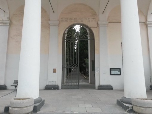 Imperia: il Comune diffida le agenzie funebri dal trasportare le salme all'obitorio del cimitero. Becchini furiosi: "Dove le portiamo?" Imperia: il Comune diffida le agenzie funebri dal trasportare le salme all'obitorio del cimitero. Becchini furiosi: "Dove le portiamo?"