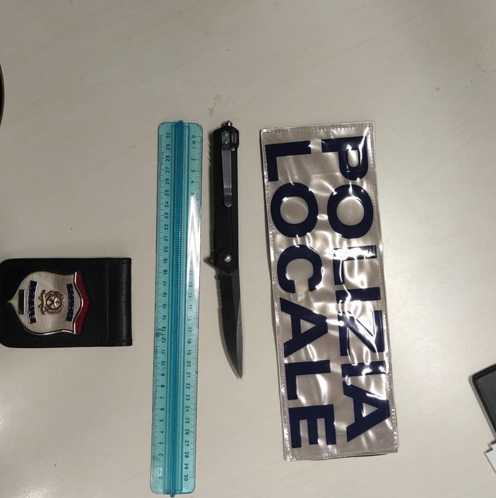 Ferragosto, a Diano Marina con un coltello addosso: denunciato dalla polizia locale Ferragosto, a Diano Marina con un coltello addosso: denunciato dalla polizia locale