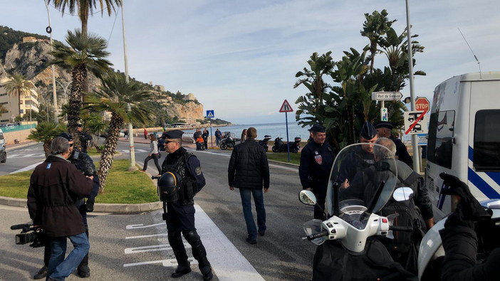 Ventimigla: inaspriti i controlli francesi al confine, molti pendolari ‘ostaggio’ in territorio transalpino (foto e video)