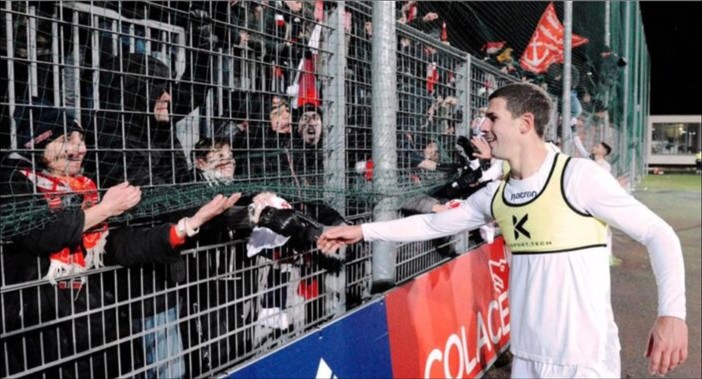 la calorosa accoglienza dei tifosi dell'Ancona a Gianmarco Basso (foto Us Ancona)