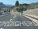 Pericolo sull'autostrada a Bordighera: tra le auto ad alta velocità c'era anche un ciclista (video)