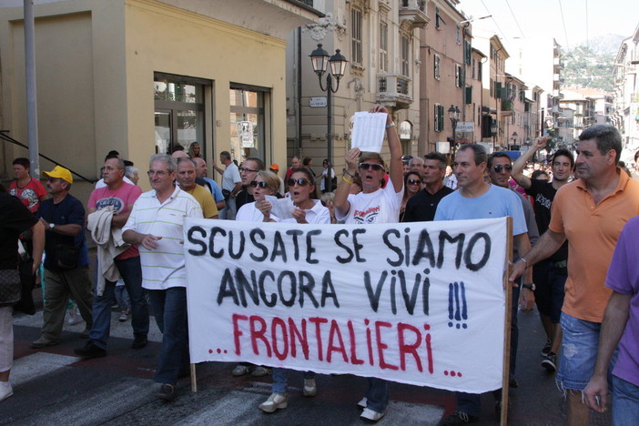 Ventimiglia: 'Frontalieri incazzzati' e le prossime elezioni "Voti per chi risolverà il nostro problema!" Ventimiglia: 'Frontalieri incazzzati' e le prossime elezioni "Voti per chi risolverà il nostro problema!"