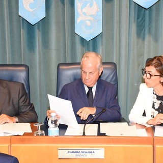 Imperia: Claudio Scajola presenta in Consiglio i punti programmatici della sua amministrazione. Insorge la minoranza "Libro dei sogni" (Foto e video) Imperia: Claudio Scajola presenta in Consiglio i punti programmatici della sua amministrazione. Insorge la minoranza "Libro dei sogni" (Foto e video)