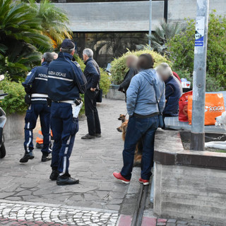 Sanremo: temperature troppo rigide, le scale del parcheggio della stazione ferroviaria occupate dai clochard