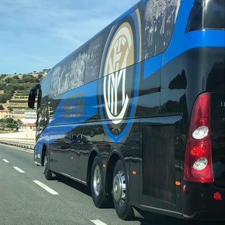Calcio. FOTONOTIZIA. Il pullman dell'Inter in transito sull'Autostrada A10: direzione Barcellona