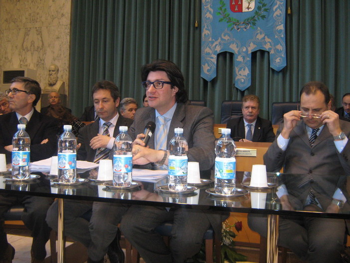 Il tavolo della conferenza stampa