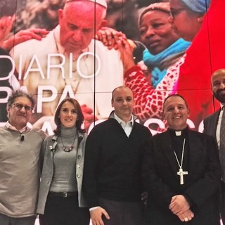 Una parte del cast sanremese con il Vescovo e il conduttore tv