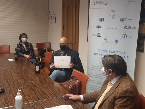 Il momento della consegna dell’attestato con il presidente della CCIAA, Enrico Lupi Il momento della consegna dell’attestato con il presidente della CCIAA, Enrico Lupi